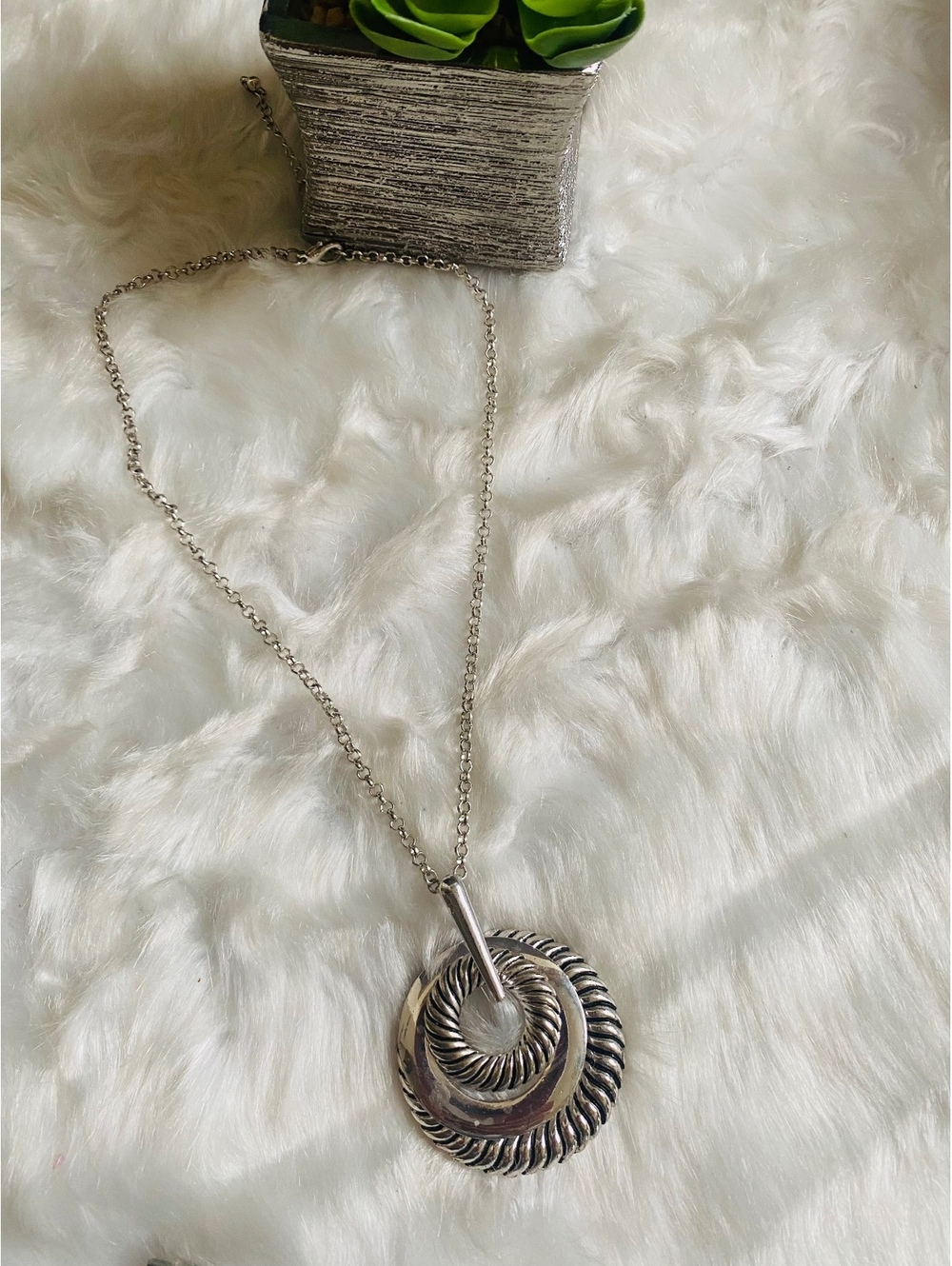 Vintage Silver Tone Circle Pendant Necklace with Toggle Claw